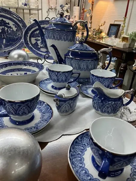 Broad Street Treasures, a thrift store in Charleston, SC
